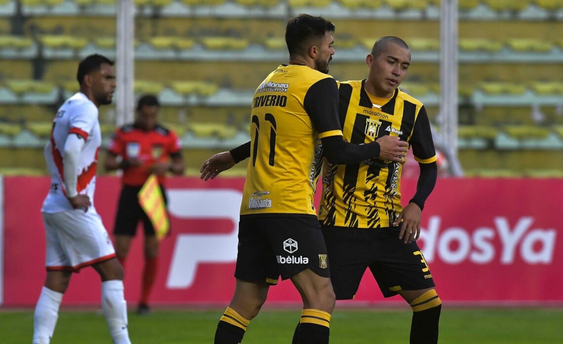 Enrique Triverio festeja su primer gol con uno de sus compañeros este domingo en el Hernando Siles.