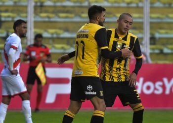 Enrique Triverio festeja su primer gol con uno de sus compañeros este domingo en el Hernando Siles.