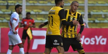 Enrique Triverio festeja su primer gol con uno de sus compañeros este domingo en el Hernando Siles.