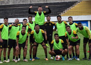 Gran plantel del plantel atigrado en el cierre de prácticas en su estadio en Achumani.