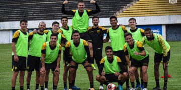 Gran plantel del plantel atigrado en el cierre de prácticas en su estadio en Achumani.