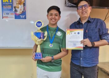 Licael Ticona (izq.) con el trofeo en su poder.