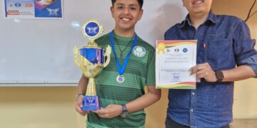 Licael Ticona (izq.) con el trofeo en su poder.