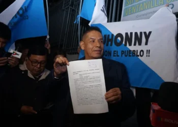 El delegado de UCS muestra el registro de su alianza en el TSE.