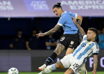 Darwin Núñez remata ante la marca de Nicolás otamendi