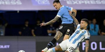 Darwin Núñez remata ante la marca de Nicolás otamendi