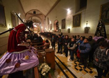 Decenas de creyentes visitan templos el Jueves Santo.