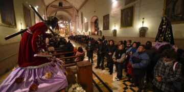 Decenas de creyentes visitan templos el Jueves Santo.
