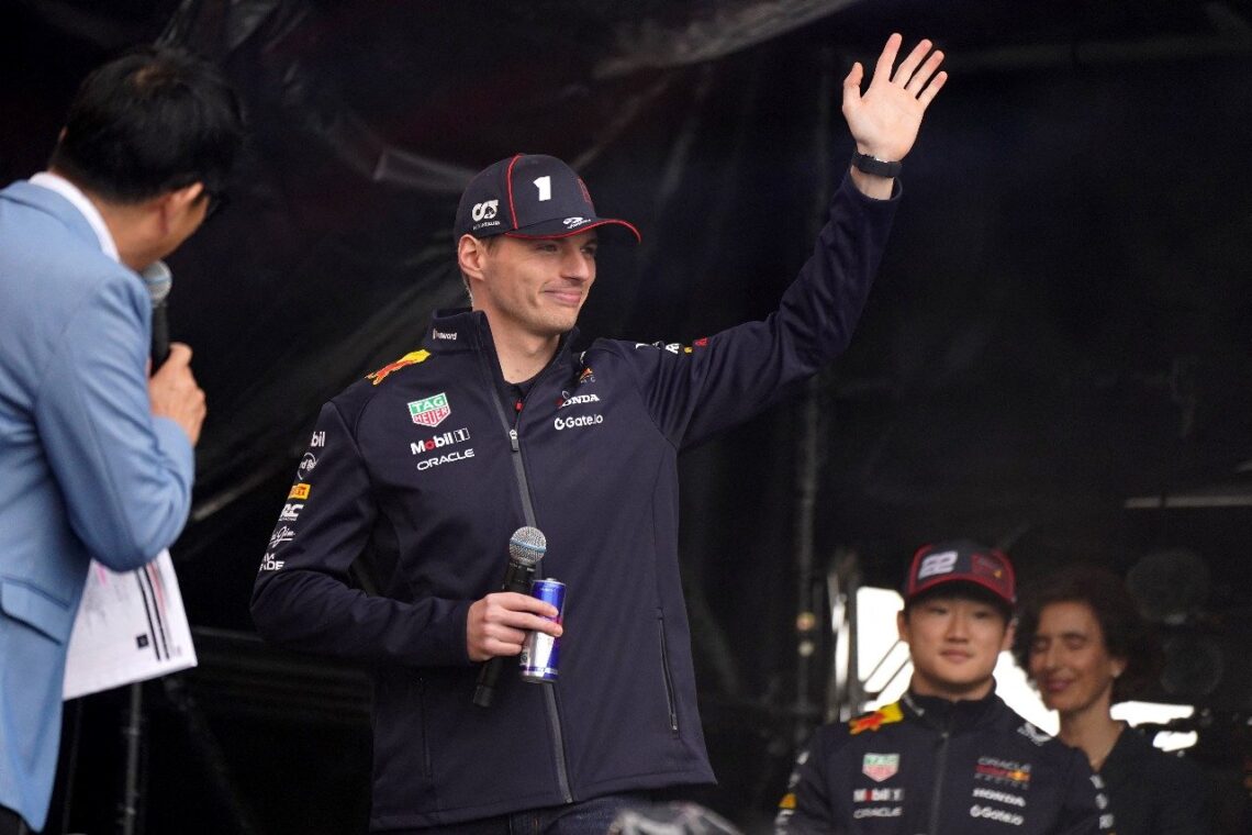 Max Verstappen saluda en una conferencia.