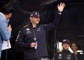 Max Verstappen saluda en una conferencia.