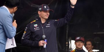 Max Verstappen saluda en una conferencia.