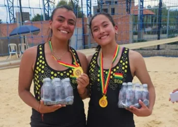 La dupla exitosa conformada por María Belén Peredo y Carla Valentina Torrico con sus trofeos respectivos.