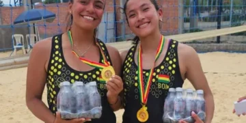 La dupla exitosa conformada por María Belén Peredo y Carla Valentina Torrico con sus trofeos respectivos.