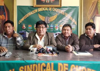 Dirigentes de la Confederación Nacional de Choferes de Bolivia.