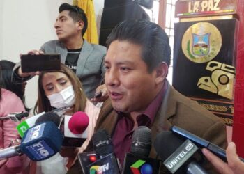 El gobernador de La Paz, Santos Quispe, en diálogo con periodistas.