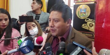 El gobernador de La Paz, Santos Quispe, en diálogo con periodistas.