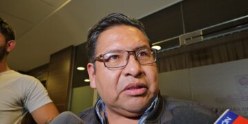 El diputado del MAS arcista, Juan José Jáuregui, brinda una declaración a la prensa.