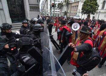 La protesta de trabajadores campesinos en plaza Murillo.