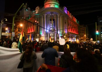 Las plataformas ciudadanas y organizaciones sociales llegan hasta la Vicepresidencia a protestar.