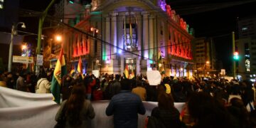 Las plataformas ciudadanas y organizaciones sociales llegan hasta la Vicepresidencia a protestar.