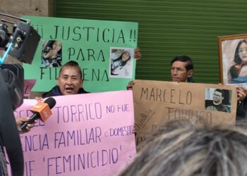 Familiares de Filomena protestan en puertas de la Fiscalía.