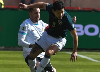 Víctor Ábrego supera a José María Giménez