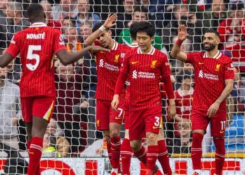 Futbolistas del Liverpool celebran tras un gol