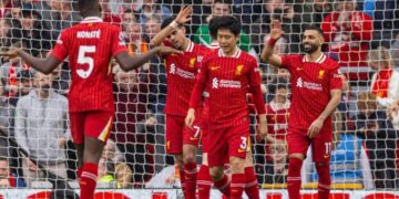 Futbolistas del Liverpool celebran tras un gol
