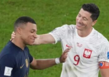 Mbappé y Lewandowski con las camisetas de sus selecciones