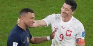 Mbappé y Lewandowski con las camisetas de sus selecciones