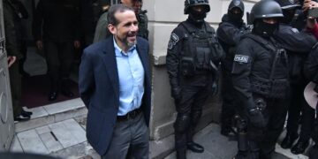 El gobernador Luis Fernando Camacho sale de su audiencia de juicio oral por el caso Golpe I.