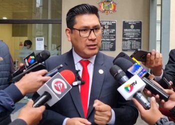 El procurador general del Estado Ricardo Condori es entrevistado por la prensa.
Archivo