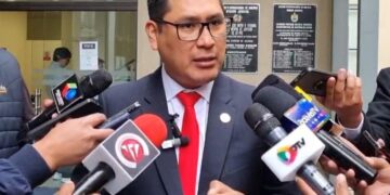 El procurador general del Estado Ricardo Condori es entrevistado por la prensa.
Archivo
