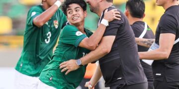 Jesús Maraude abraza al técnico Perotta