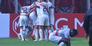 Jugadores de Nacional Potosí celebran un gol