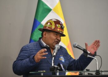 El ministro de Minería, Alejandro Santos, informa nuevas medidas. Foto: Archivo.