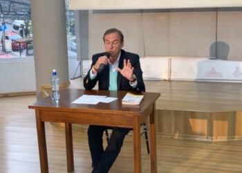 El expresidente Jorge Quiroga brinda una conferencia de prensa.