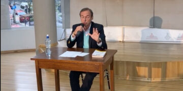 El expresidente Jorge Quiroga brinda una conferencia de prensa.
