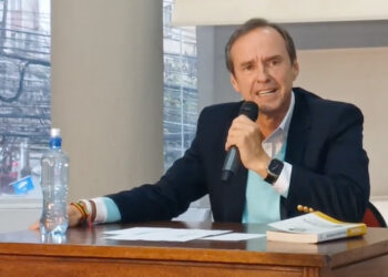 El expresidente Jorge Tuto Quiroga brinda una conferencia de prensa.