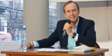 El expresidente Jorge Tuto Quiroga brinda una conferencia de prensa.