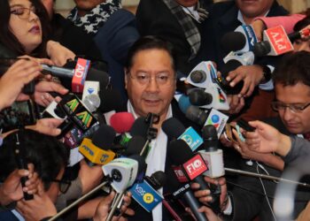 El presidente Luis Arce es entrevistado por la prensa.