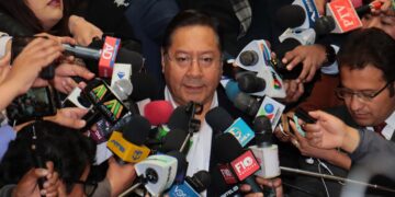 El presidente Luis Arce es entrevistado por la prensa.