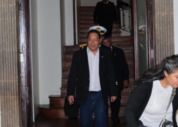 El presidente Luis Arce se dirige a hablar con la prensa.