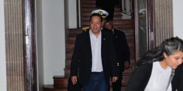 El presidente Luis Arce se dirige a hablar con la prensa.