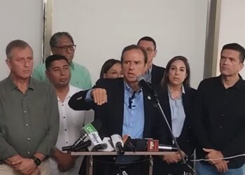 EL expresidente Jorge Quiroga en conferencia de prensa