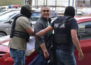 El general en retiro Marco Bracamonte es conducido a las oficinas de la FELCC de La Paz.