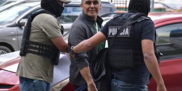 El general en retiro Marco Bracamonte es conducido a las oficinas de la FELCC de La Paz.