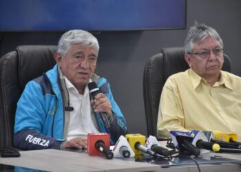 El alcalde Iván Arias en conferencia de prensa.