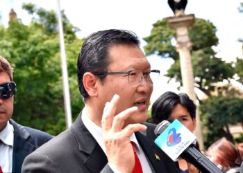 El precandidato Chi Hyun Chung es entrevistado por la prensa.