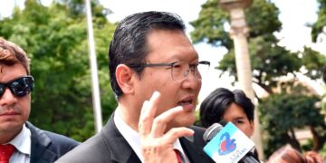 El precandidato Chi Hyun Chung es entrevistado por la prensa.